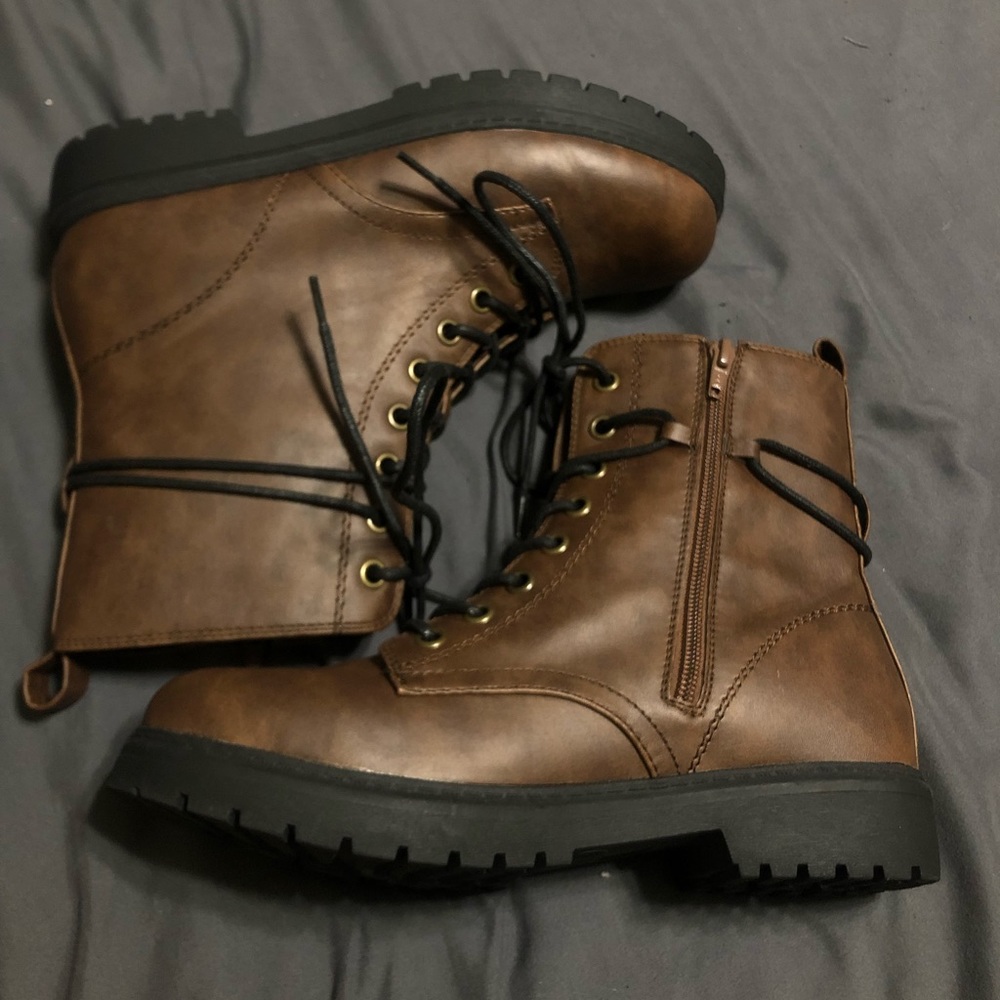 Combat boot with lace and zipper, size 9